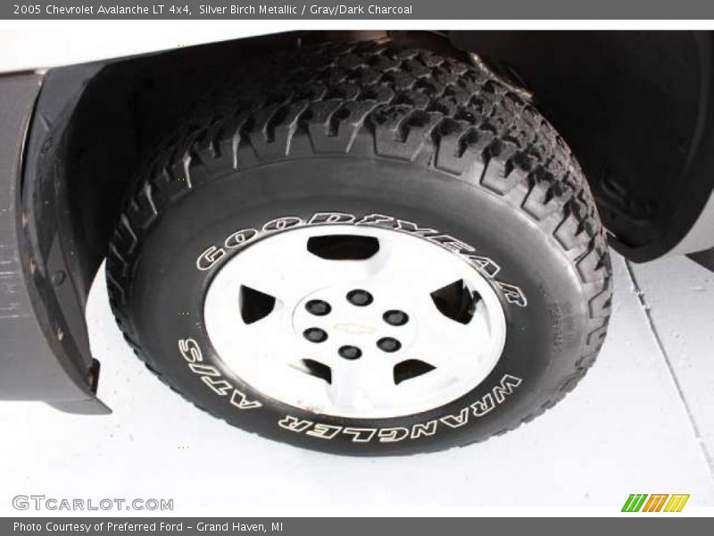 Silver Birch Metallic / Gray/Dark Charcoal 2005 Chevrolet Avalanche LT 4x4