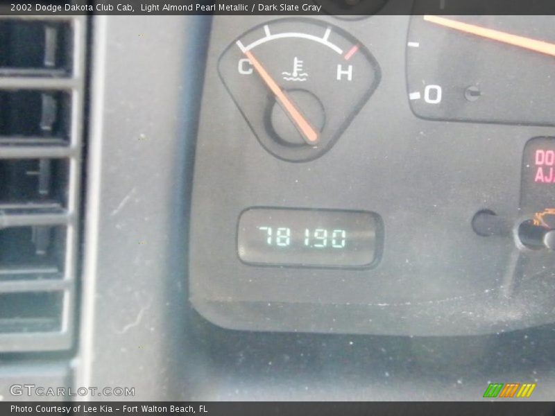 Light Almond Pearl Metallic / Dark Slate Gray 2002 Dodge Dakota Club Cab