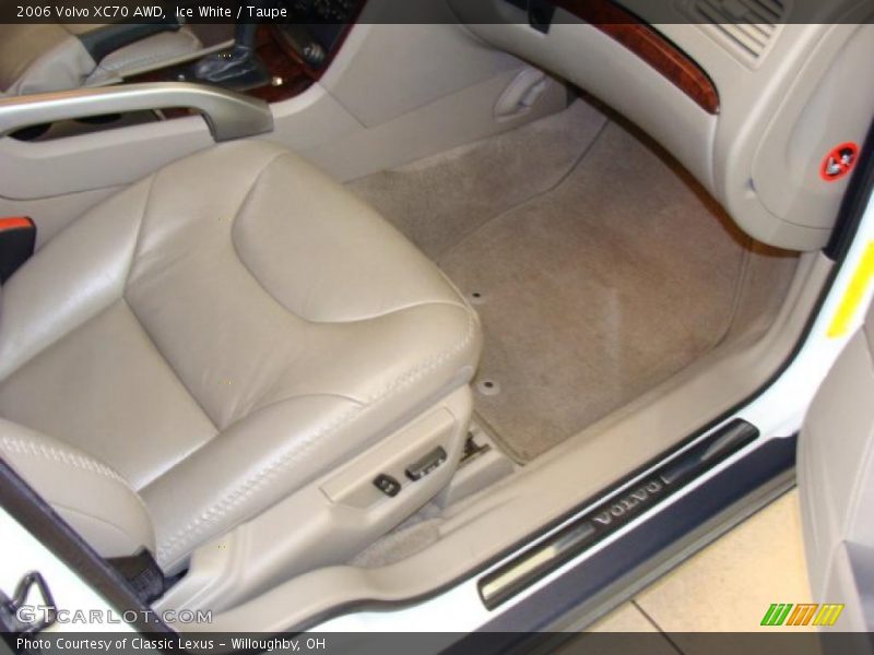 Ice White / Taupe 2006 Volvo XC70 AWD