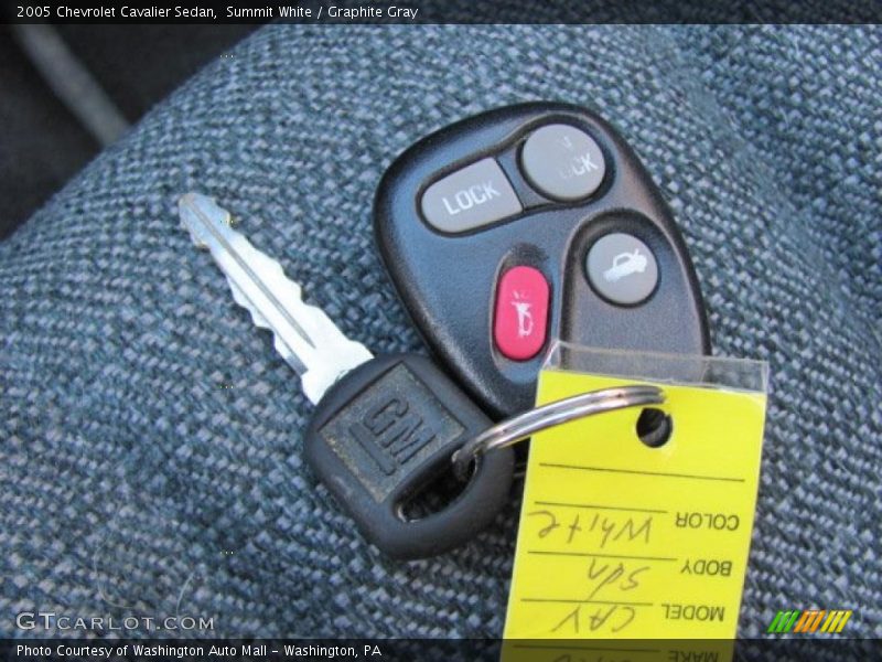 Summit White / Graphite Gray 2005 Chevrolet Cavalier Sedan