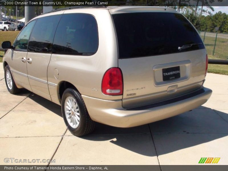 Champagne Pearl / Camel 2000 Chrysler Town & Country LXi