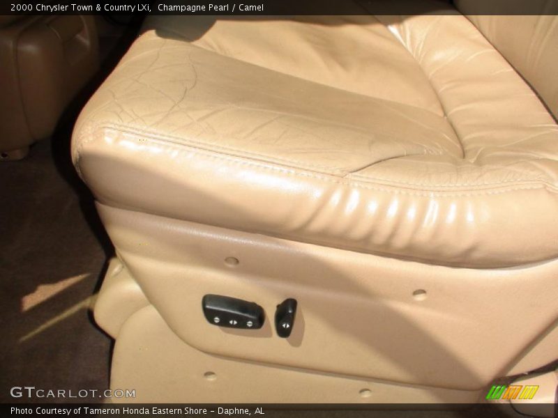Champagne Pearl / Camel 2000 Chrysler Town & Country LXi