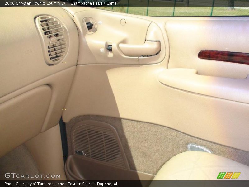 Champagne Pearl / Camel 2000 Chrysler Town & Country LXi