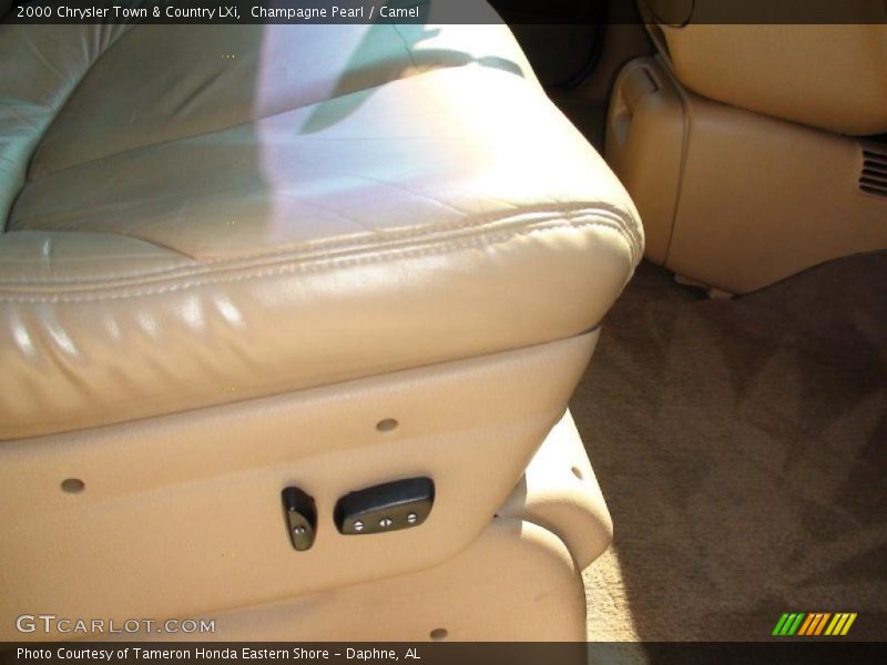 Champagne Pearl / Camel 2000 Chrysler Town & Country LXi