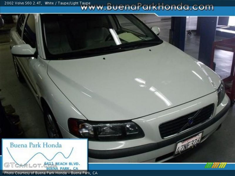 White / Taupe/Light Taupe 2002 Volvo S60 2.4T