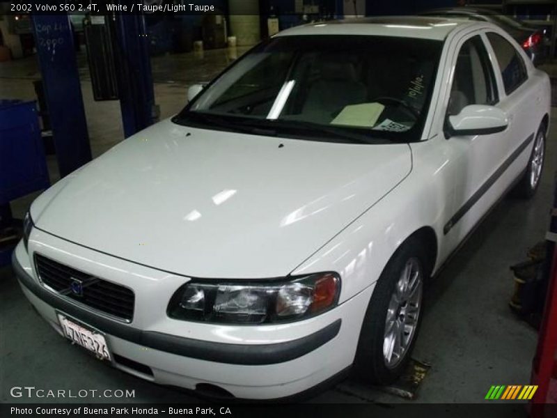 White / Taupe/Light Taupe 2002 Volvo S60 2.4T