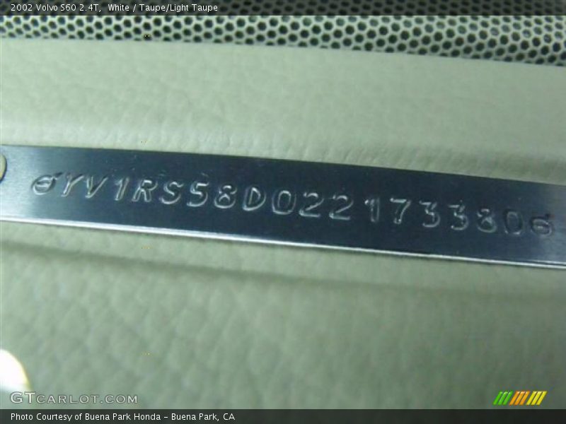 White / Taupe/Light Taupe 2002 Volvo S60 2.4T