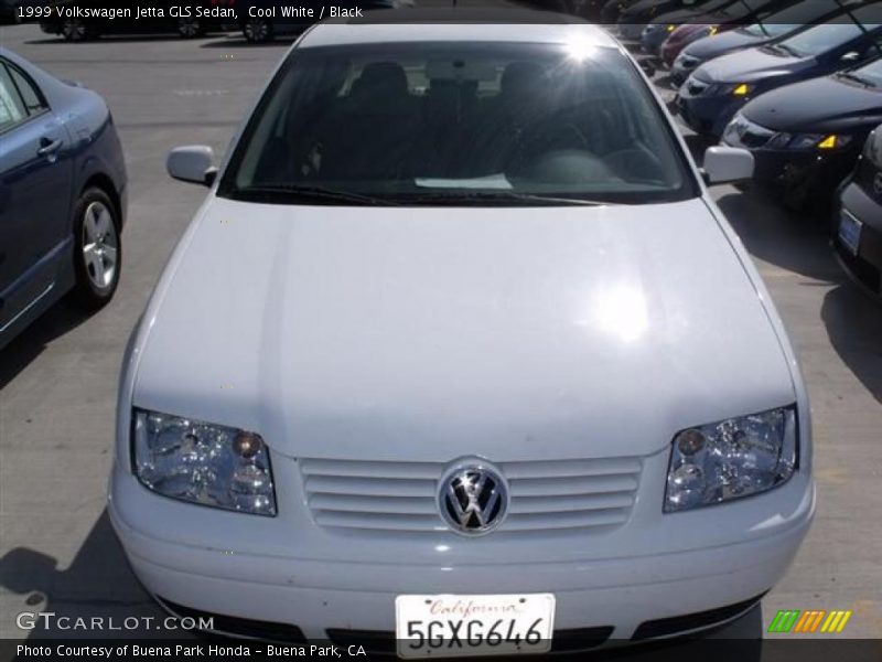 Cool White / Black 1999 Volkswagen Jetta GLS Sedan
