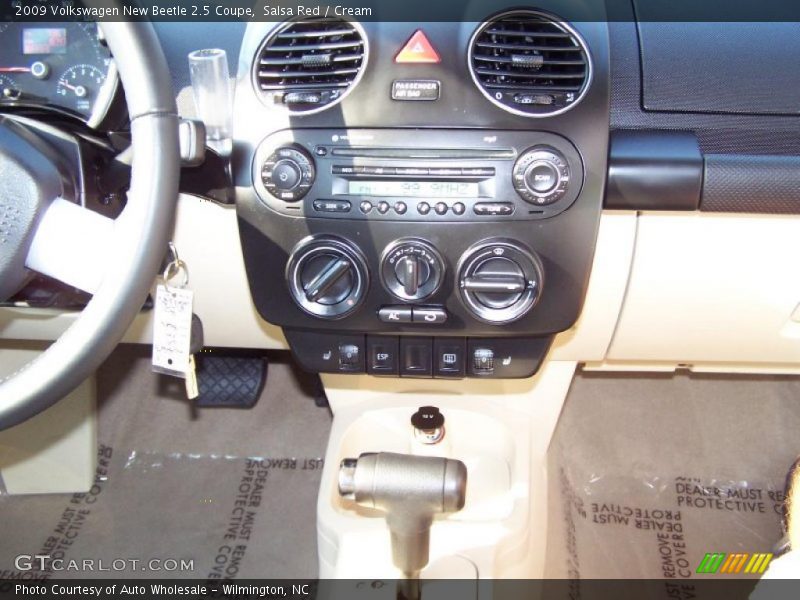 Salsa Red / Cream 2009 Volkswagen New Beetle 2.5 Coupe