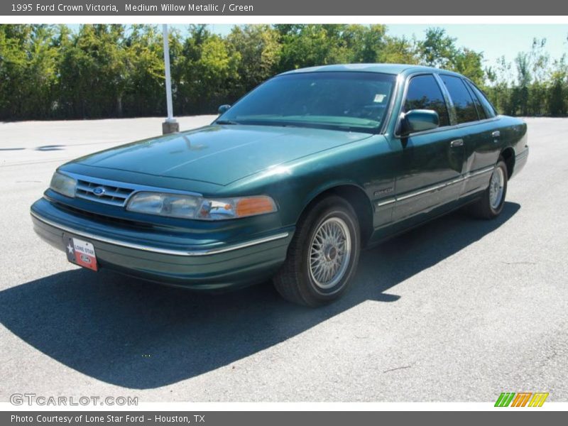 Front 3/4 View of 1995 Crown Victoria 