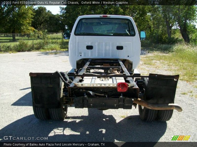 Oxford White / Medium Graphite 2003 Ford F550 Super Duty XL Regular Cab Chassis