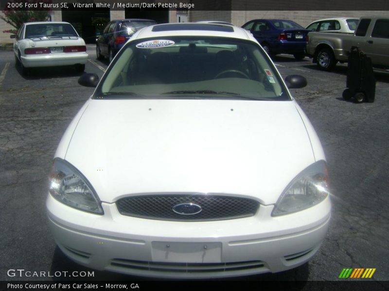 Vibrant White / Medium/Dark Pebble Beige 2006 Ford Taurus SE
