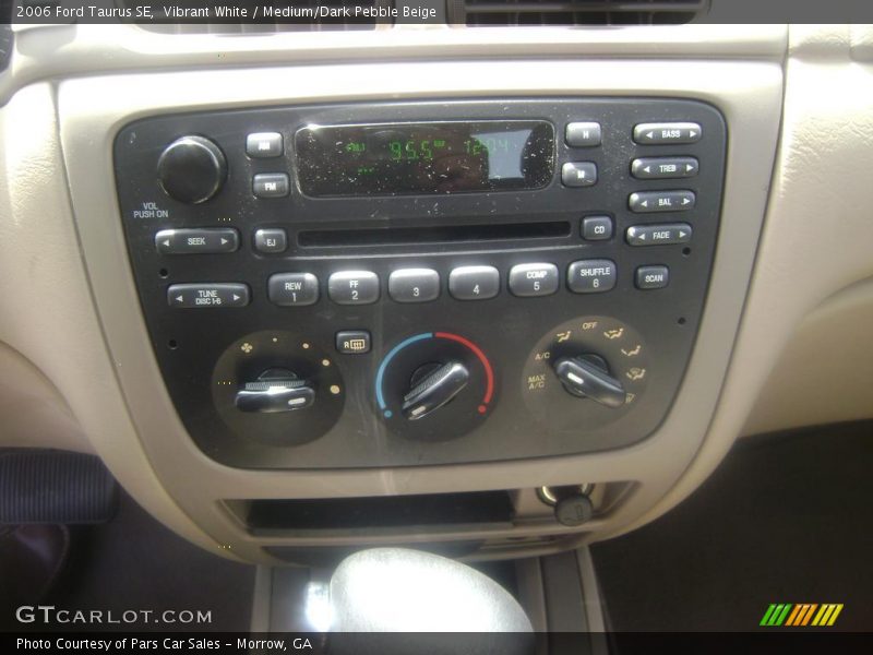 Vibrant White / Medium/Dark Pebble Beige 2006 Ford Taurus SE