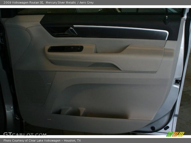 Mercury Sliver Metallic / Aero Grey 2009 Volkswagen Routan SE