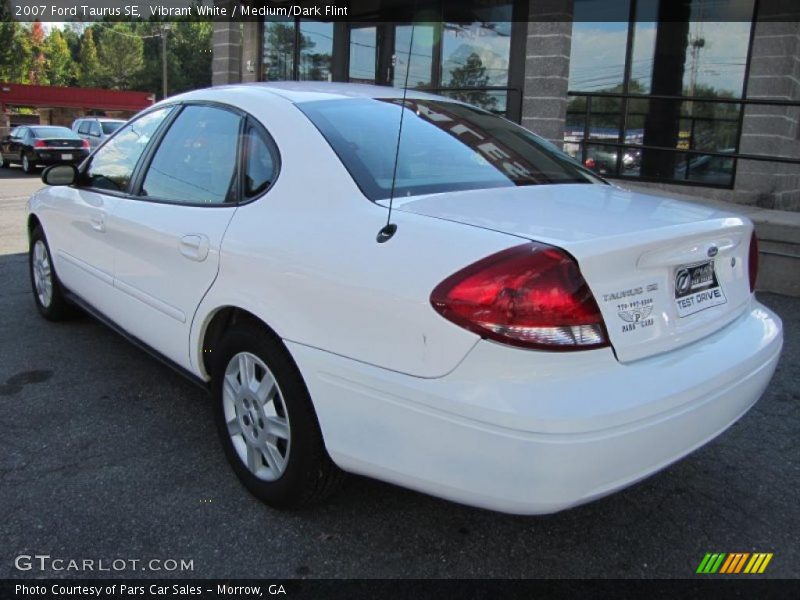 Vibrant White / Medium/Dark Flint 2007 Ford Taurus SE