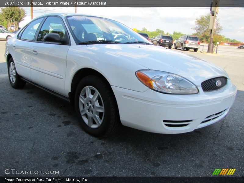 Vibrant White / Medium/Dark Flint 2007 Ford Taurus SE