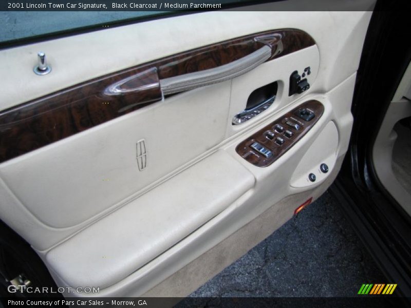 Black Clearcoat / Medium Parchment 2001 Lincoln Town Car Signature