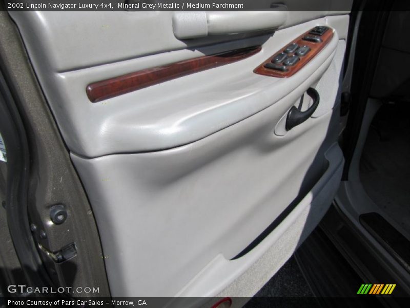 Mineral Grey Metallic / Medium Parchment 2002 Lincoln Navigator Luxury 4x4