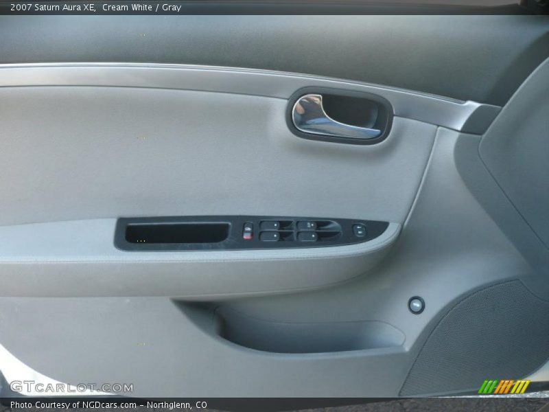 Cream White / Gray 2007 Saturn Aura XE