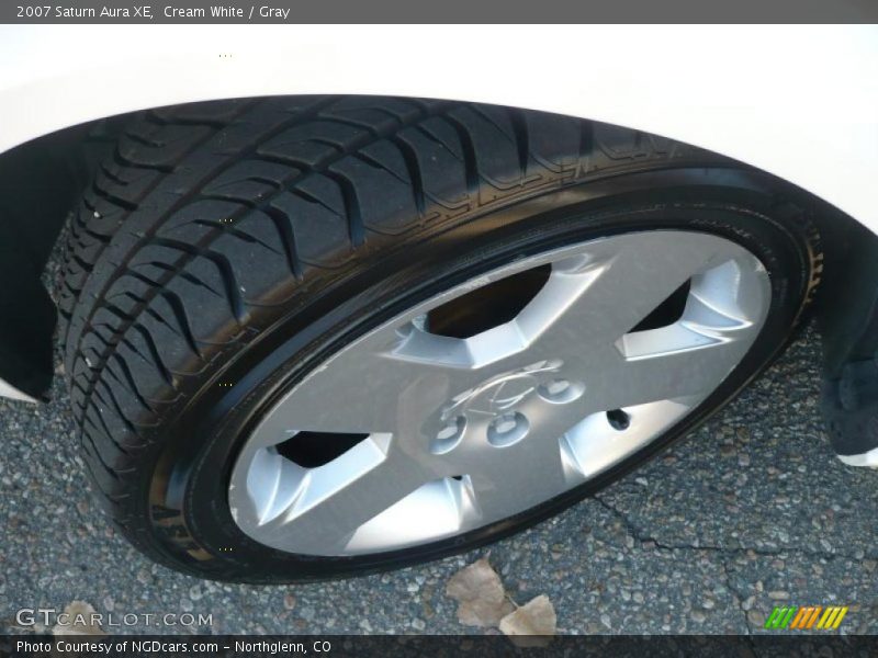 Cream White / Gray 2007 Saturn Aura XE