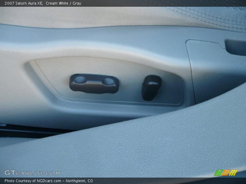 Cream White / Gray 2007 Saturn Aura XE