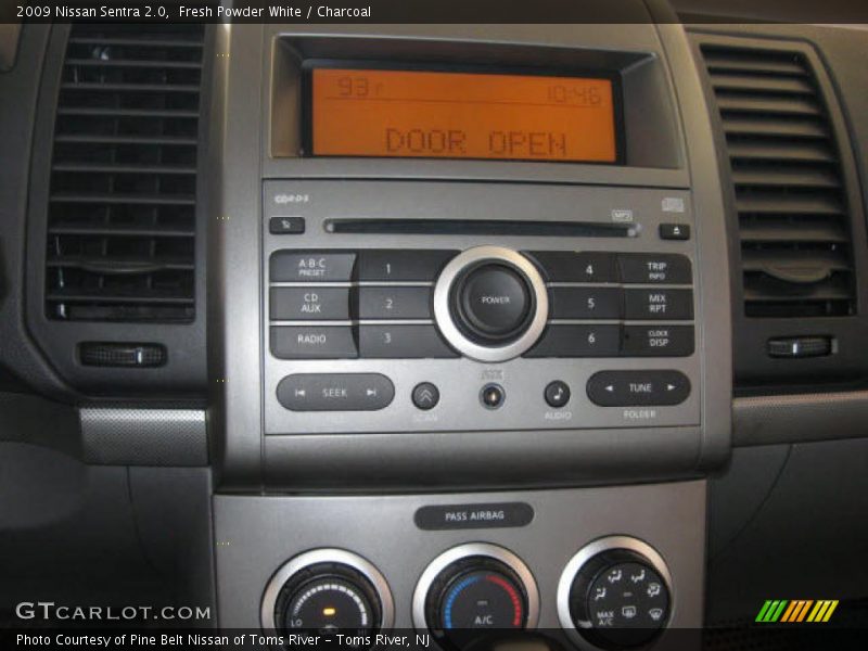 Fresh Powder White / Charcoal 2009 Nissan Sentra 2.0