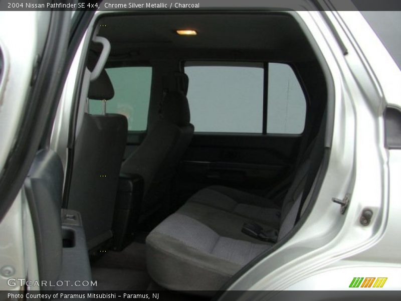 Chrome Silver Metallic / Charcoal 2004 Nissan Pathfinder SE 4x4
