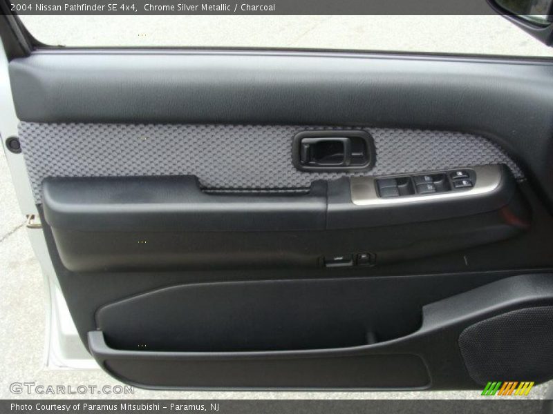 Chrome Silver Metallic / Charcoal 2004 Nissan Pathfinder SE 4x4