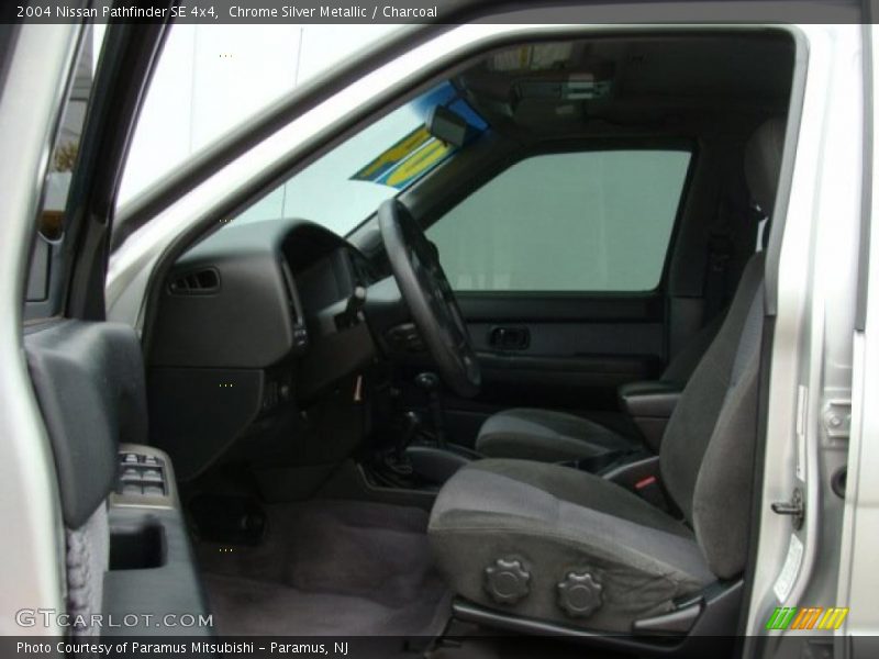 Chrome Silver Metallic / Charcoal 2004 Nissan Pathfinder SE 4x4