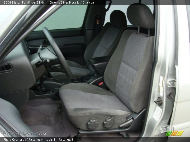 Chrome Silver Metallic / Charcoal 2004 Nissan Pathfinder SE 4x4