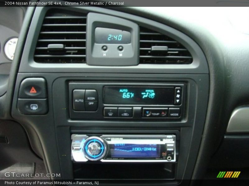 Controls of 2004 Pathfinder SE 4x4