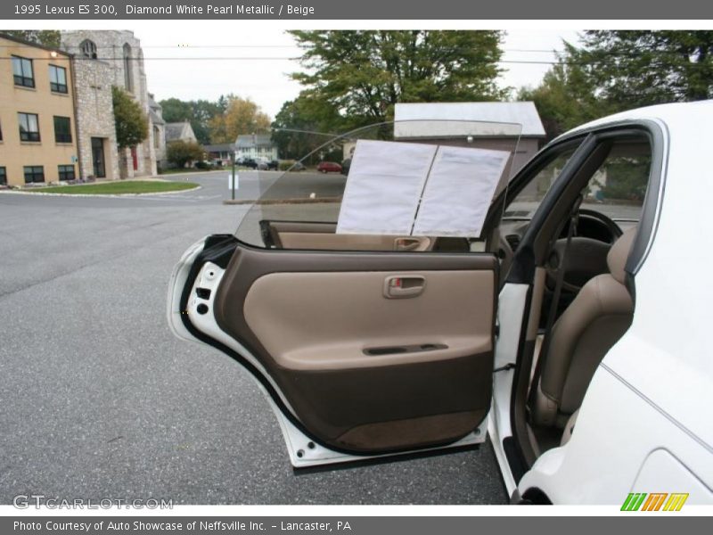 Diamond White Pearl Metallic / Beige 1995 Lexus ES 300