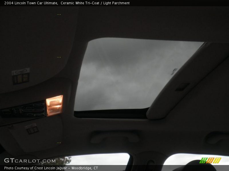 Ceramic White Tri-Coat / Light Parchment 2004 Lincoln Town Car Ultimate