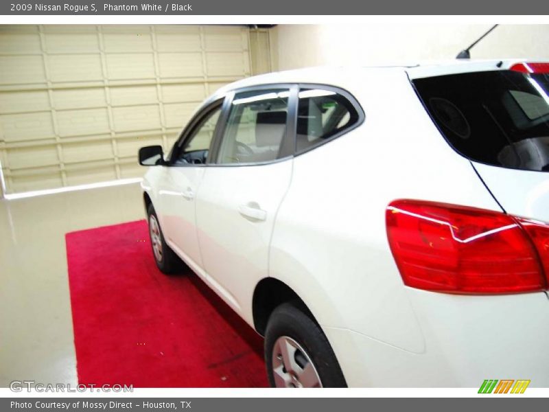 Phantom White / Black 2009 Nissan Rogue S