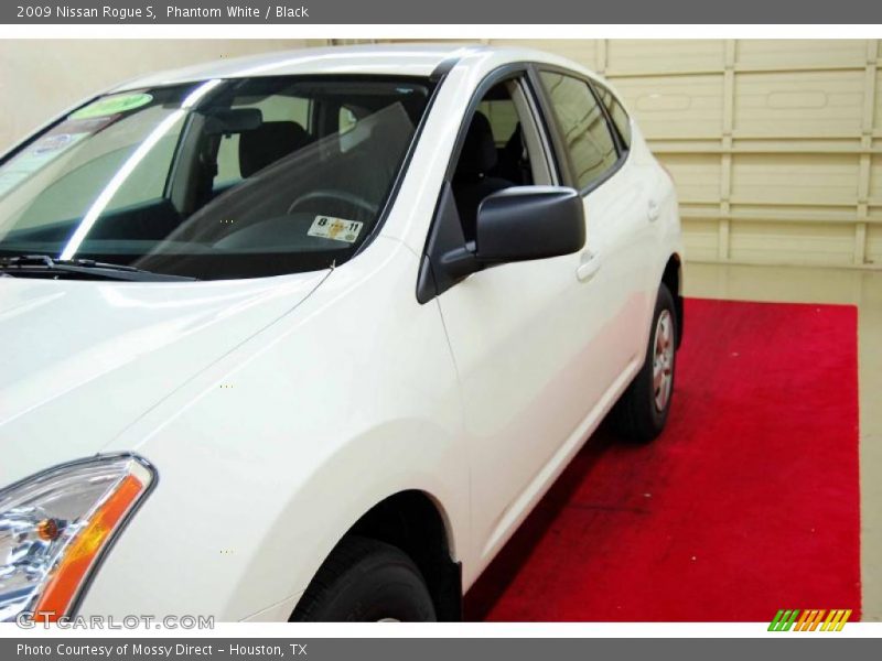Phantom White / Black 2009 Nissan Rogue S