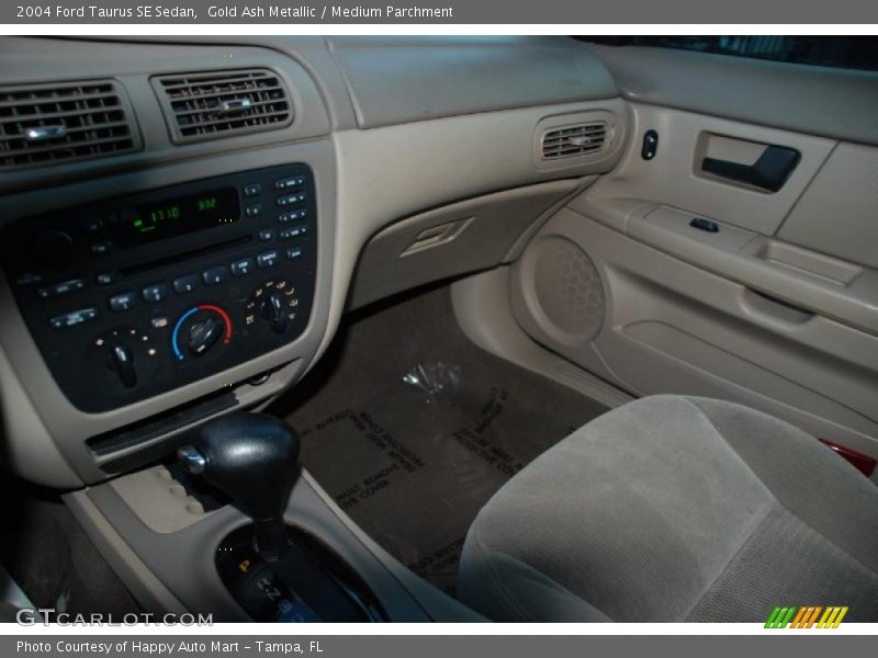  2004 Taurus SE Sedan Medium Parchment Interior