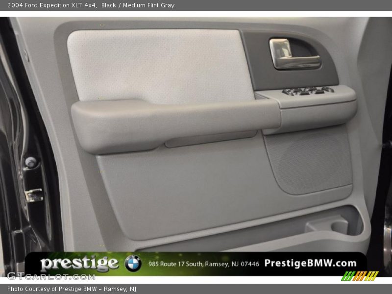 Black / Medium Flint Gray 2004 Ford Expedition XLT 4x4