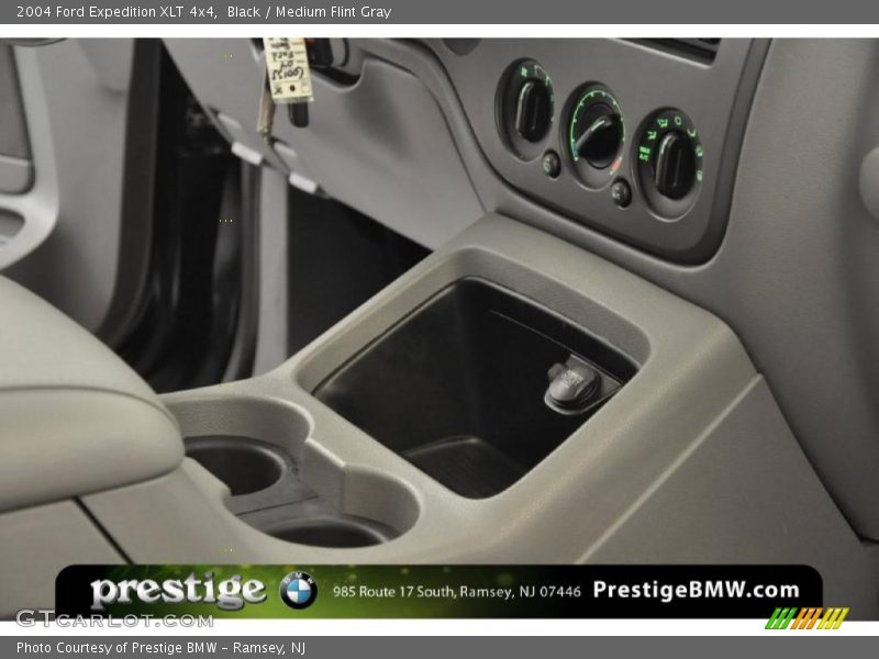 Black / Medium Flint Gray 2004 Ford Expedition XLT 4x4