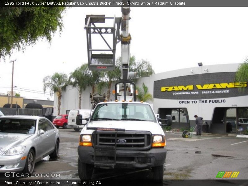Oxford White / Medium Graphite 1999 Ford F450 Super Duty XL Regular Cab Chassis Bucket Truck