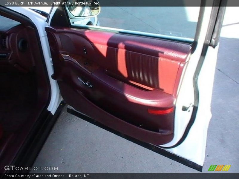 Bright White / Bordeaux Red 1998 Buick Park Avenue