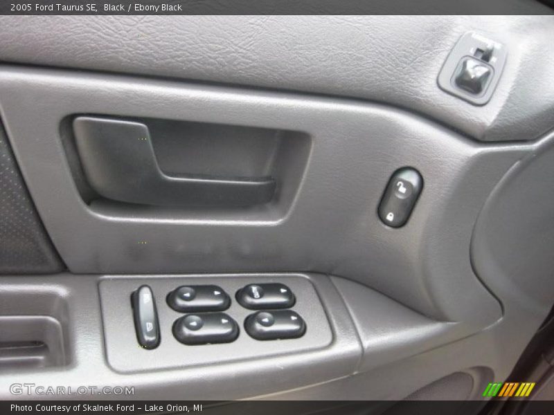 Black / Ebony Black 2005 Ford Taurus SE