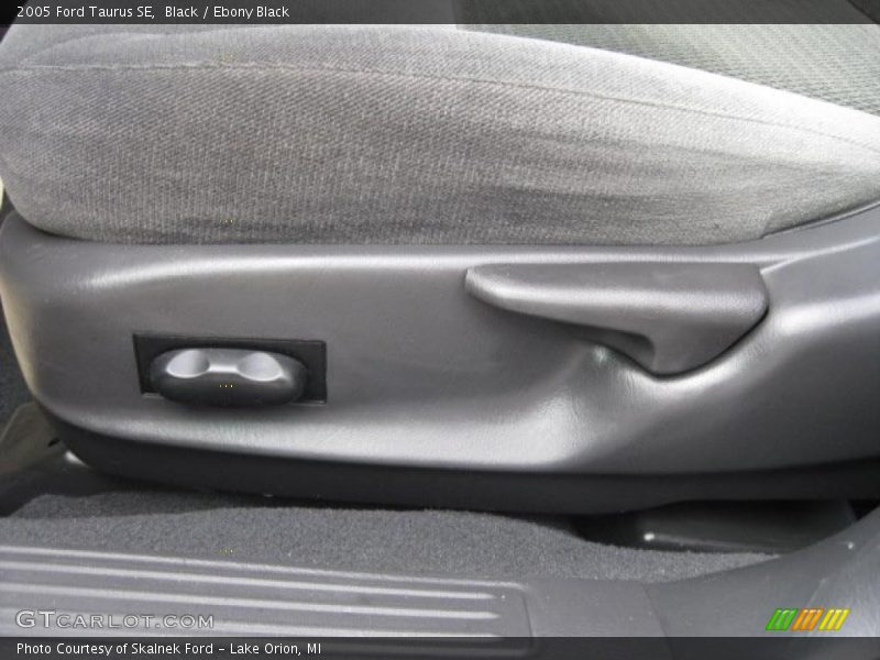 Black / Ebony Black 2005 Ford Taurus SE