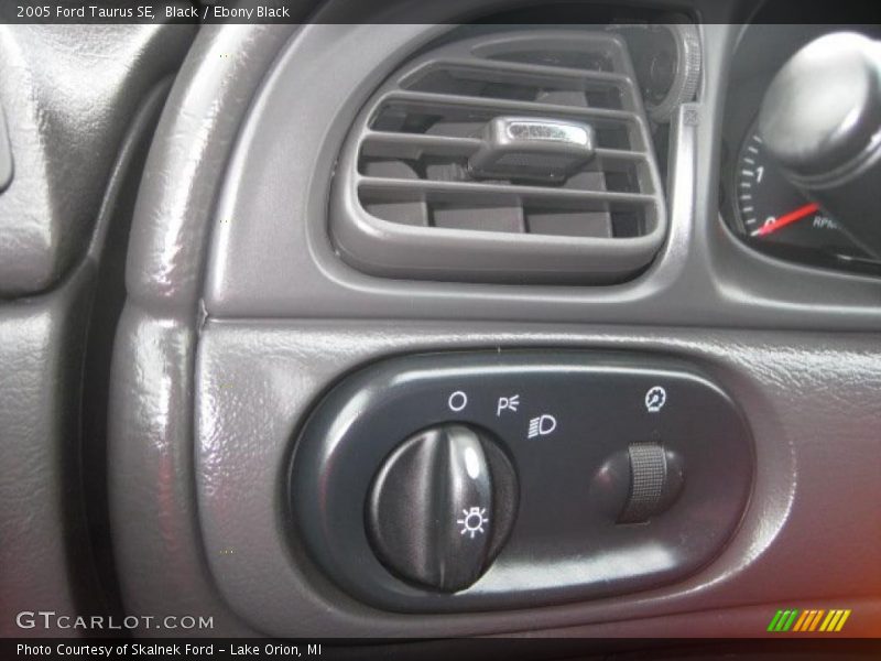 Black / Ebony Black 2005 Ford Taurus SE