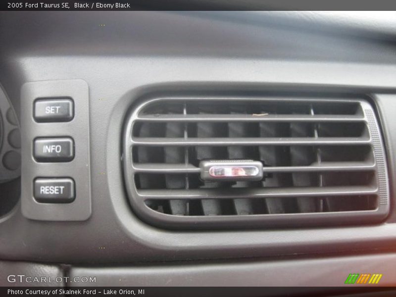 Black / Ebony Black 2005 Ford Taurus SE