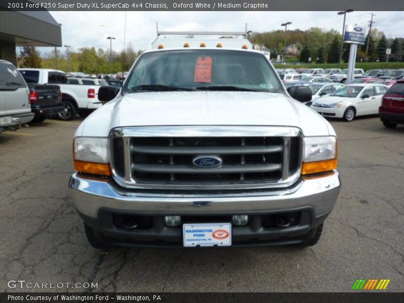 Oxford White / Medium Graphite 2001 Ford F250 Super Duty XL SuperCab 4x4 Chassis