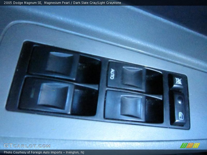 Magnesium Pearl / Dark Slate Gray/Light Graystone 2005 Dodge Magnum SE