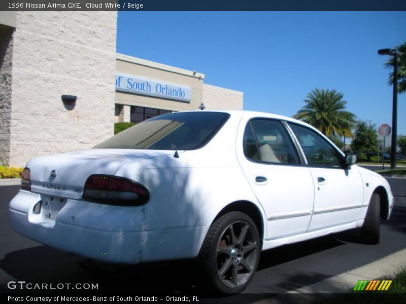 Cloud White / Beige 1996 Nissan Altima GXE