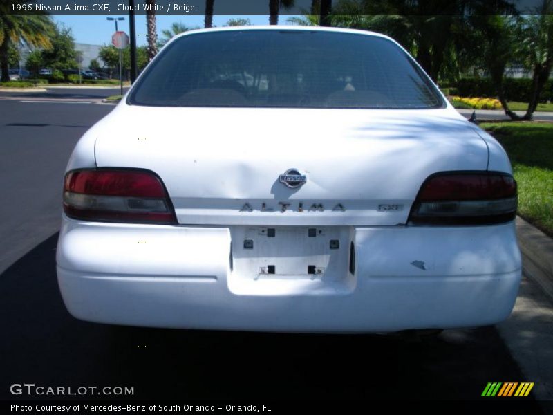 Cloud White / Beige 1996 Nissan Altima GXE