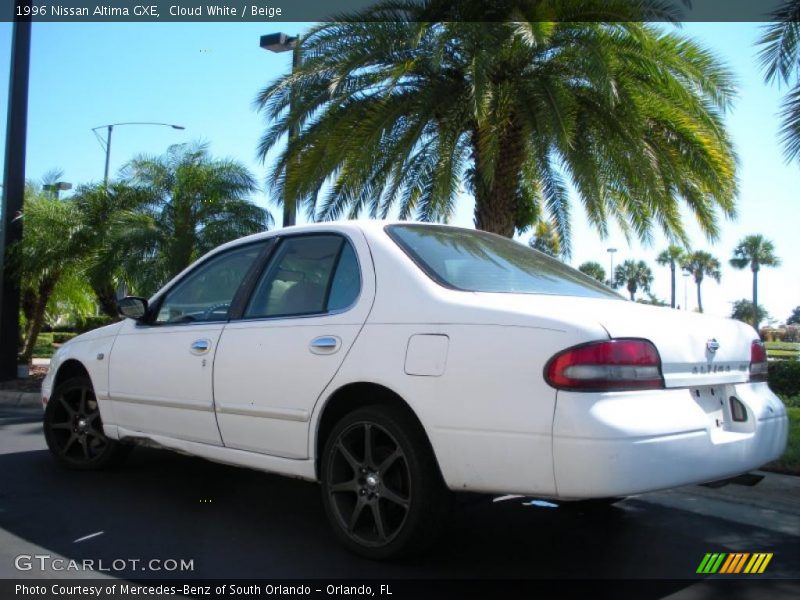 Cloud White / Beige 1996 Nissan Altima GXE