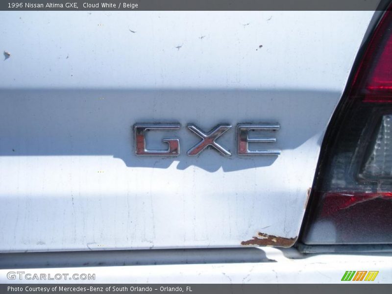 Cloud White / Beige 1996 Nissan Altima GXE